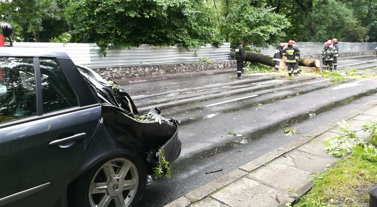 Nawałnica zniszczyła twoje auto? Zobacz jak zdobyć odszkodowanie
