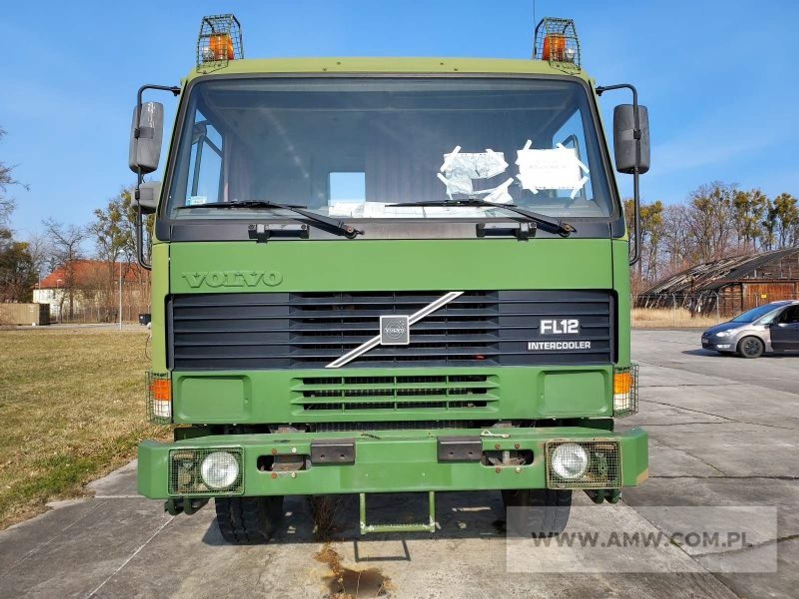 Wojskowe Volvo FL12 z naczepą Lohr
