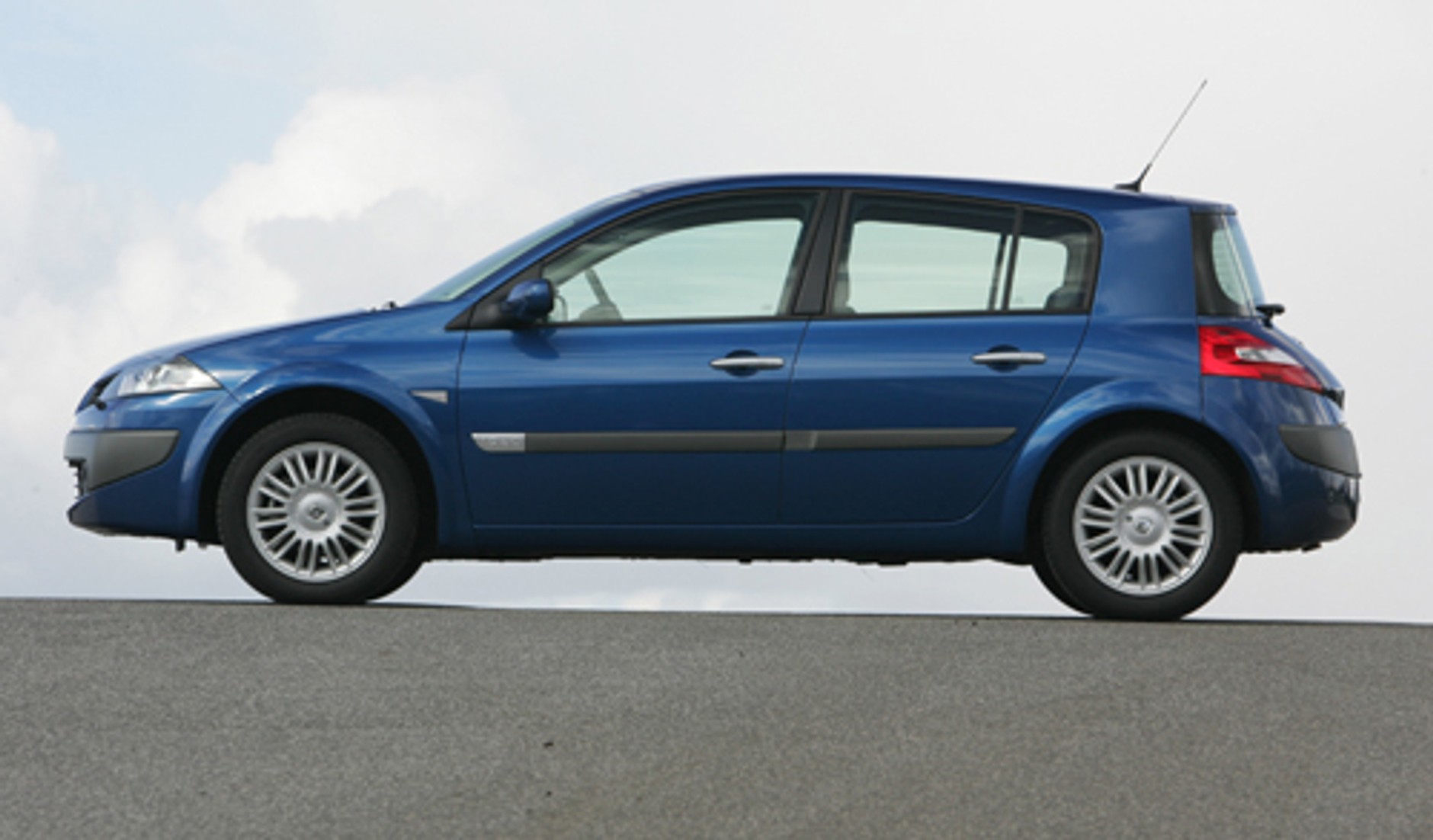 Renault, Skoda i Peugeot - Małe kombi czy duży hatchback? Które auto warto wybrać?