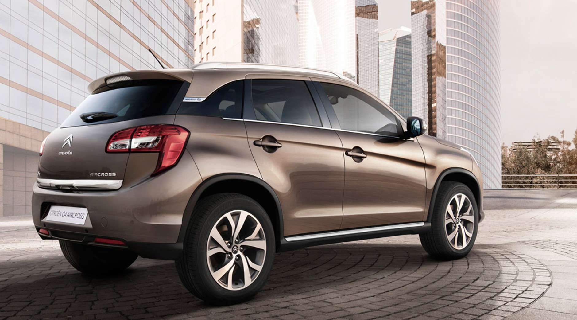 4008 i 3008 HYbrid4: terenowe nowości koncernu PSA