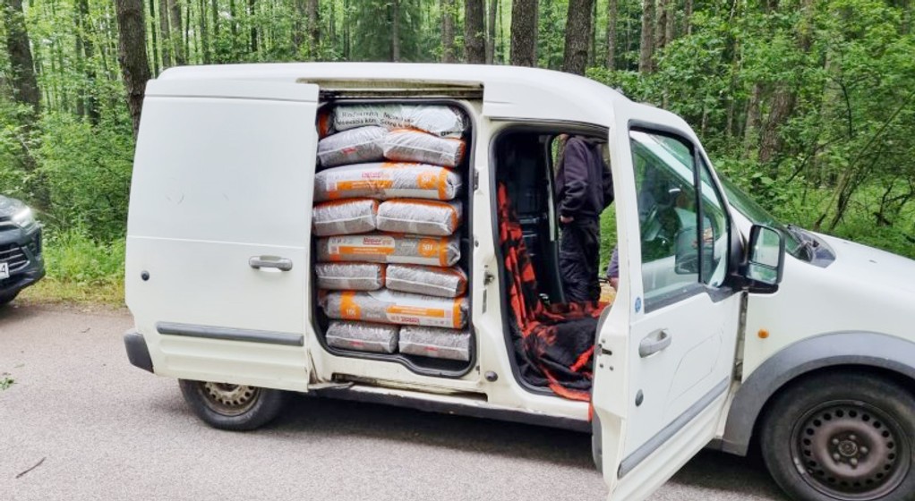 Straż Graniczna zatrzymała dostawczego Forda. Pod workami z peletem była skrytka