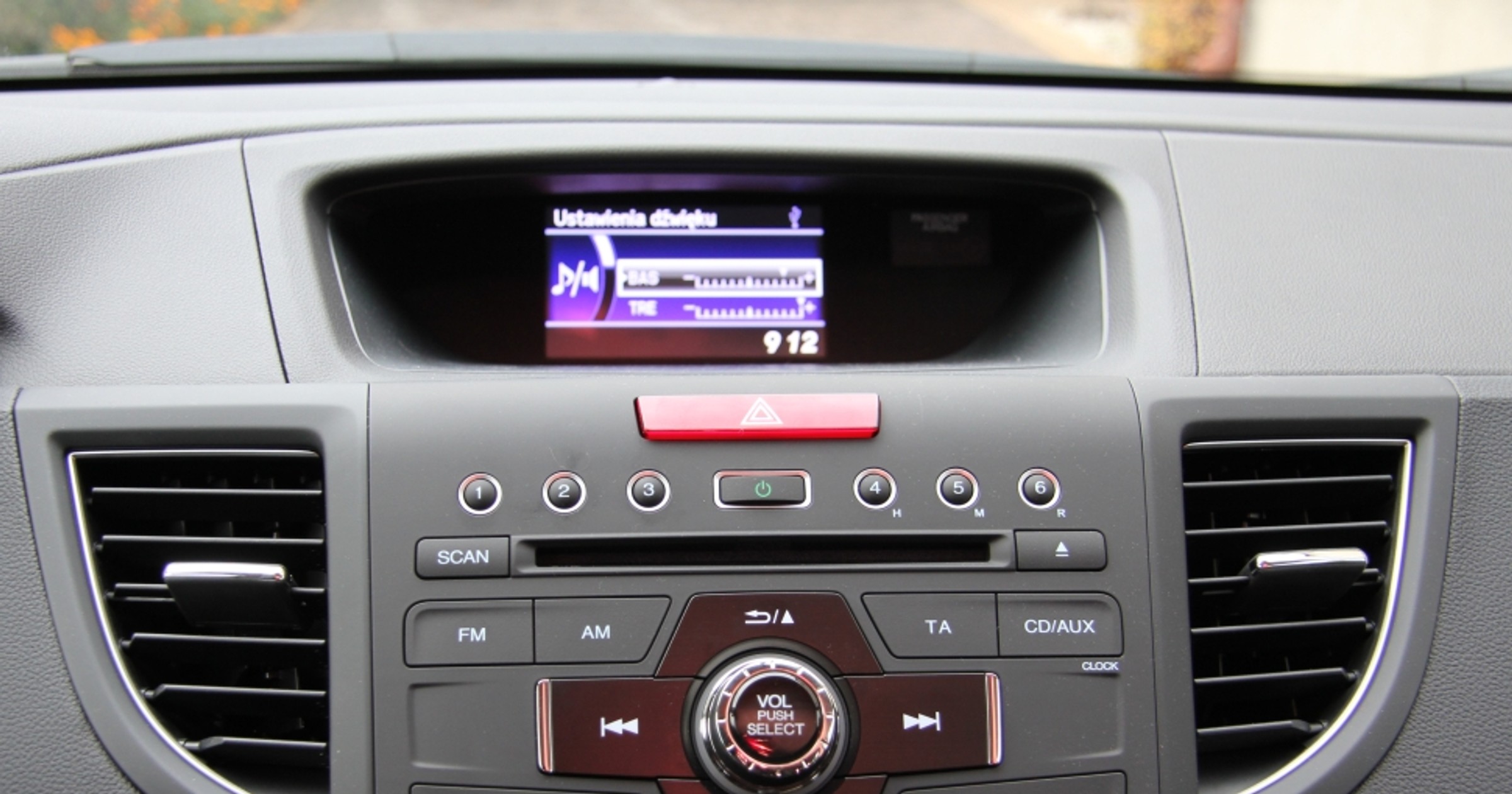 Podstawowe radio samochodowe w nowym CRV. Odtwarzacz płyt CD, dostosowanie do współpracy z iPod’em oraz gniazdo USB.