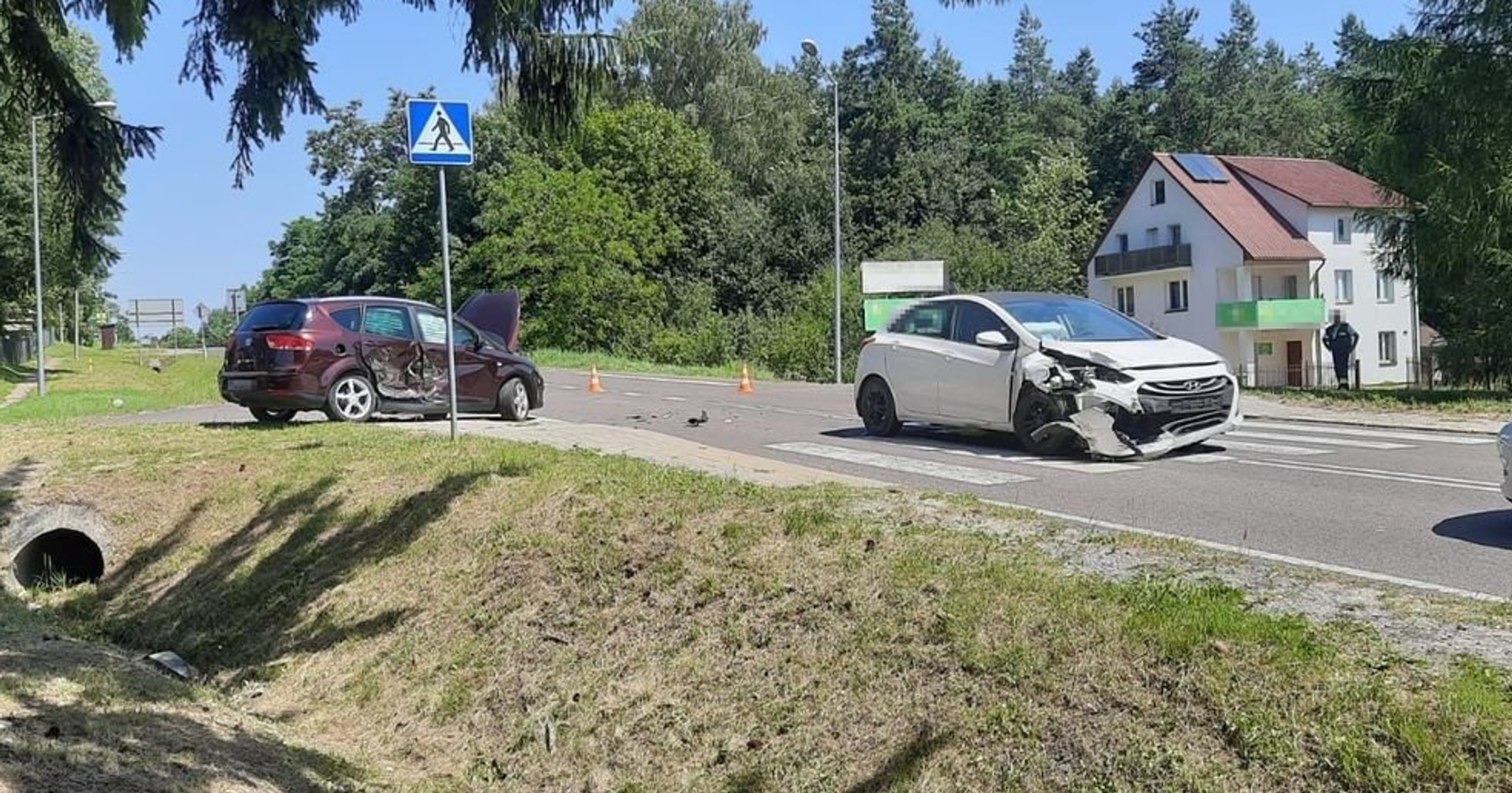 Obraz pochodzący z serwisu https://zamosc.policja.gov.pl/lza/informacje/aktualnosci/147100,Zderzenie-dwoch-osobowek-w-Adamowie.html