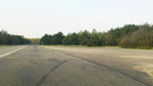Jedziesz autostradą, a obok ląduje samolot pasażerski. W Polsce jest takie miejsce