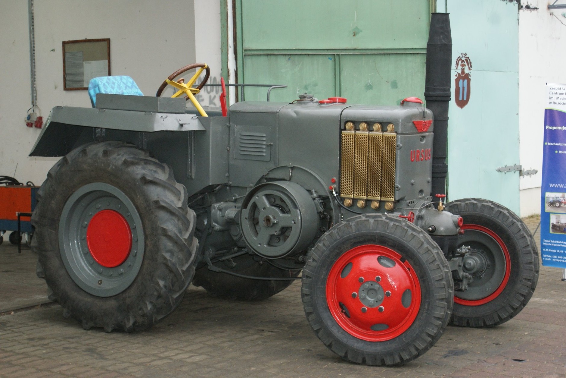 Ursus C451 – zmodernizowana w Polsce, piracka kopia niemieckiego ciągnika Lanz Bulldog. Silnik jednocylindrowy o pojemności wiadra. To nie przesada, miał ponad 10 litrów!