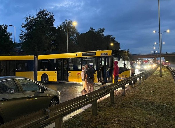Wjechał przegubowcem pod prąd na DTŚ i zablokował trasę. Grozi mu 30 tys. zł grzywny