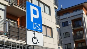 Zabrakło kart parkingowych dla niepełnosprawnych. "Niedopuszczalna sytuacja"