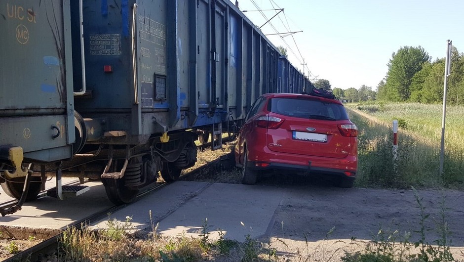 Wjechał Fordem w pociąg towarowy