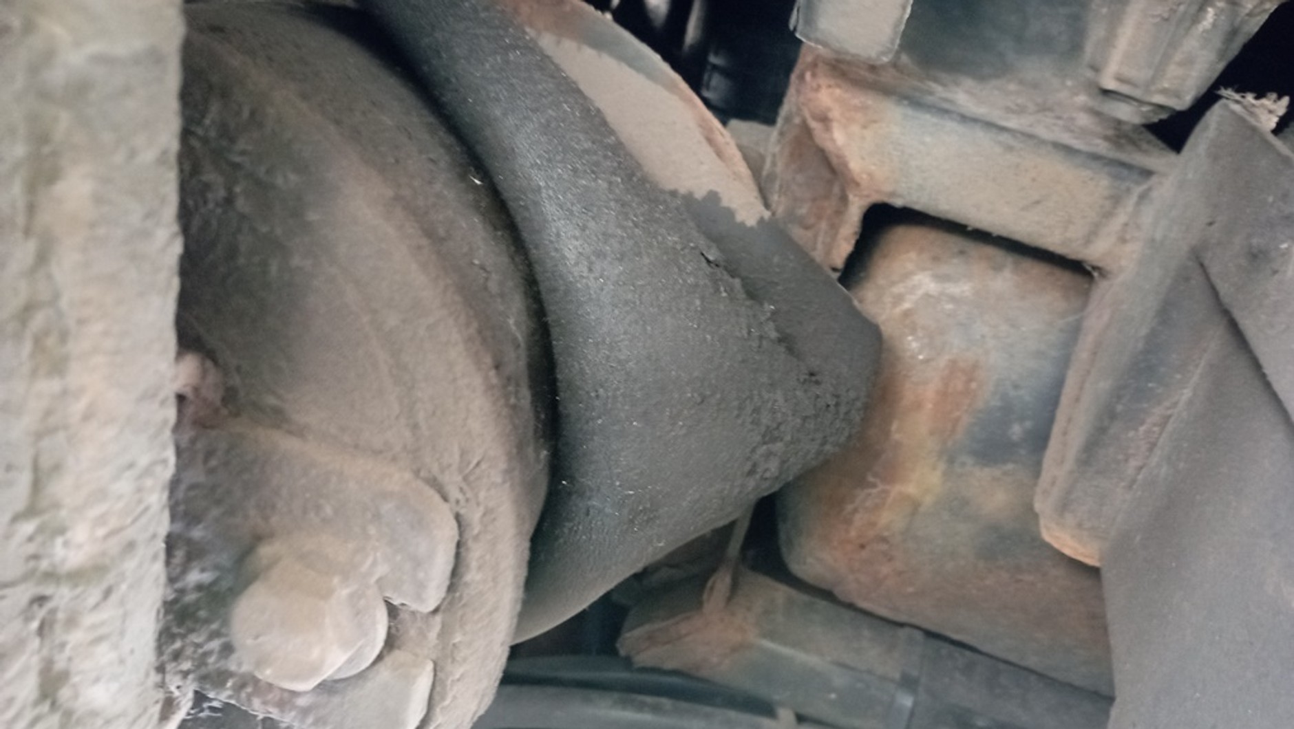 Uszkodzona poduszka zawieszenia pneumatycznego autokaru po "wystrzale"