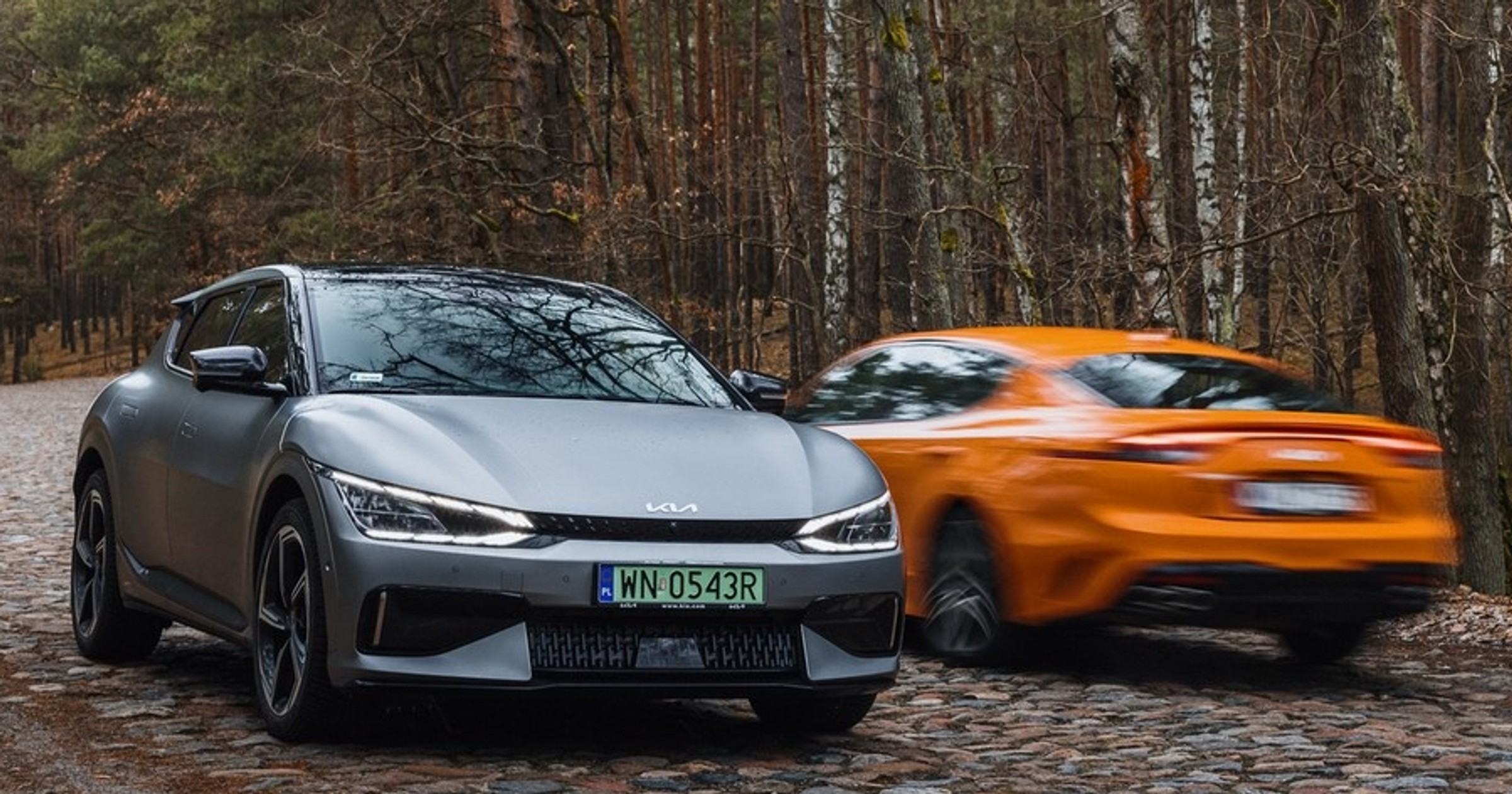Kia Stinger V6 odjeżdża do historii, zastąpiona elektryczną Kią EV6 GT (po lewej)