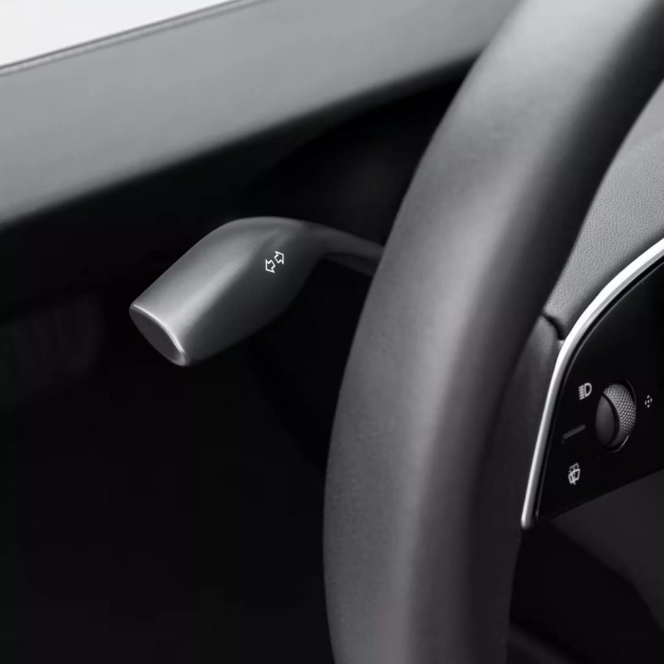 Manetka kierunkowskazów wróciła do Tesli Model 3