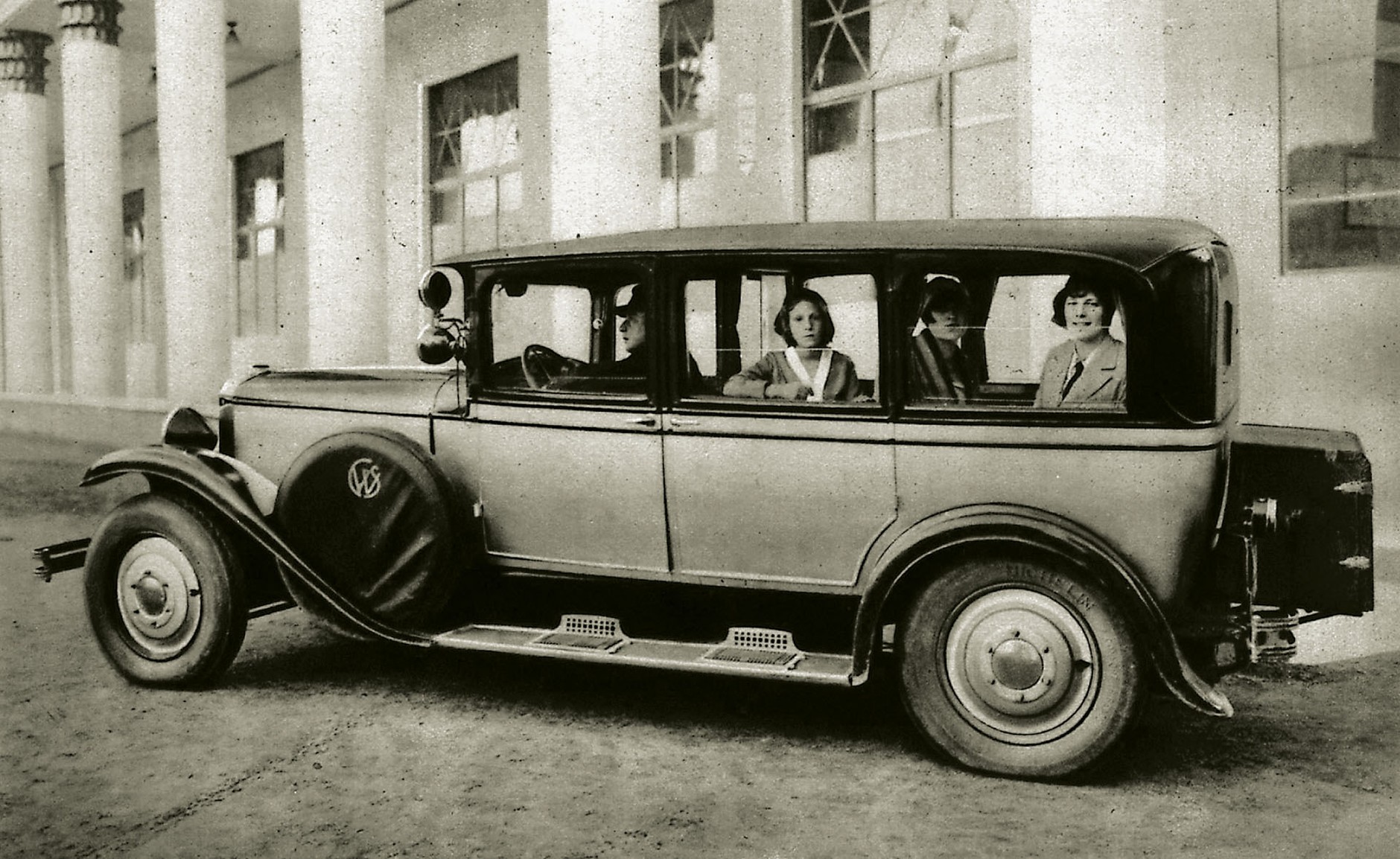 Siedmioosobowa limuzyna CWS T1 z 4-cylindrowym silnikiem o mocy 45 KM.