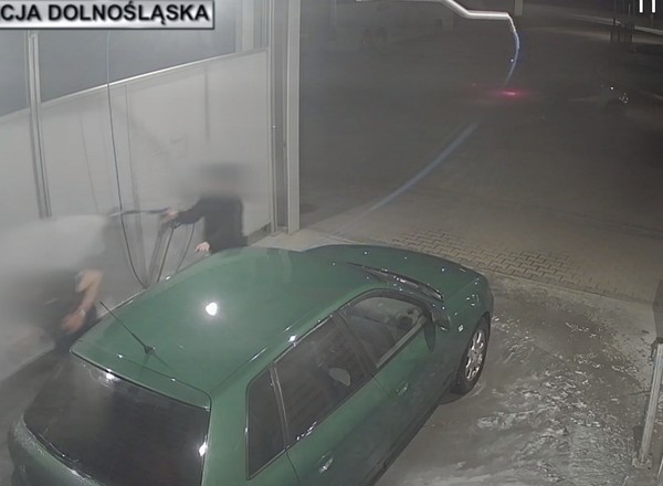 Próbował ukraść auto na myjni. Kobieta obroniła się myjką ciśnieniową [Nagranie]