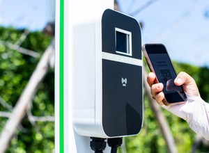 W kierowców elektryków "wycelowano" nową broń. Na te kody łatwo się nabrać