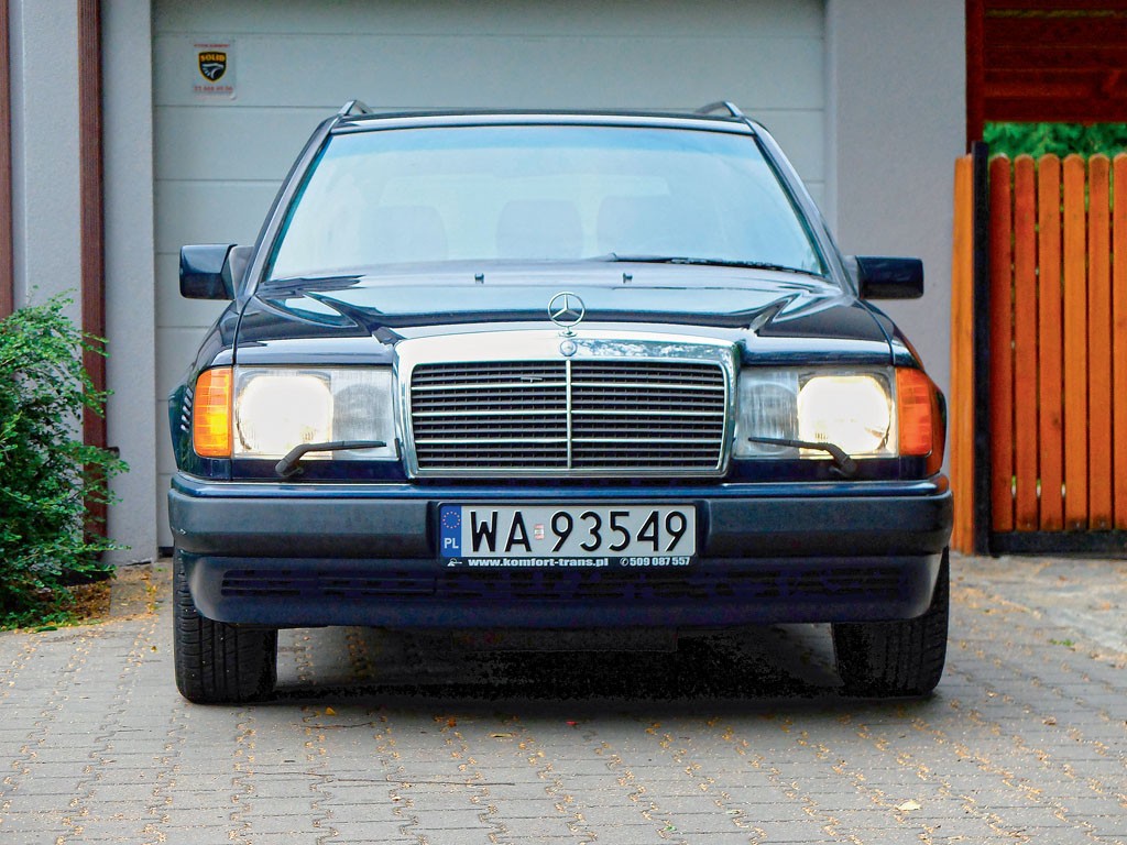 Mercedes W124 stał się autem kultowym nie tylko dlatego, że był wyjątkowo solidnie zbudowane, ale także przez to, że można go było stosunkowo łatwo naprawić. To dlatego ten model wciąż jest niezwykle poszukiwany np. na rynku afrykańskim.