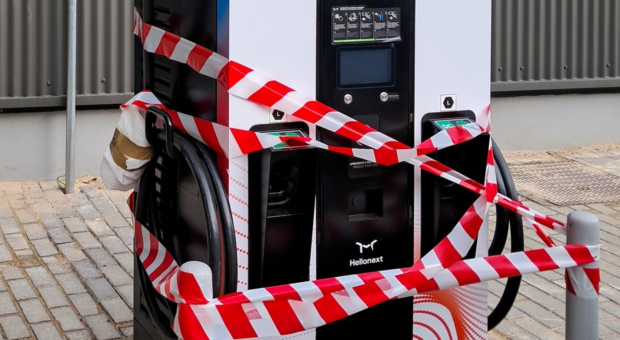 Niszczą stacje ładowania elektryków. Trwa walka ze złodziejami kabli