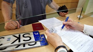 Urzędy szykują podwyżki dla kierowców. Zapłacisz więcej za nowe prawo jazdy i dowód