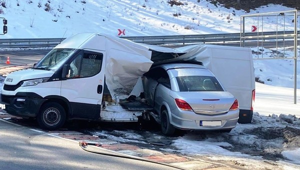 Opel zrobił dziurę w dostawczaku. Jak on się tam znalazł?