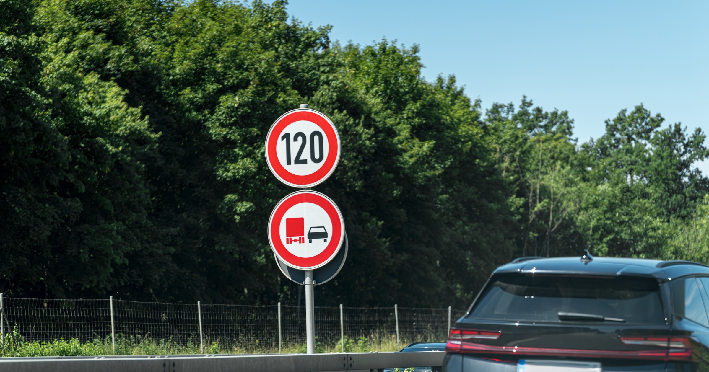 Nie pojedziesz szybciej, niż pozwalają znaki! Jeśli wszystko pójdzie po myśli Komisji Europejskiej, od 2030 r. samochody mają automatycznie hamować, jeśli kierowca będzie chciał jechać szybciej, niż pozwalają znaki. 