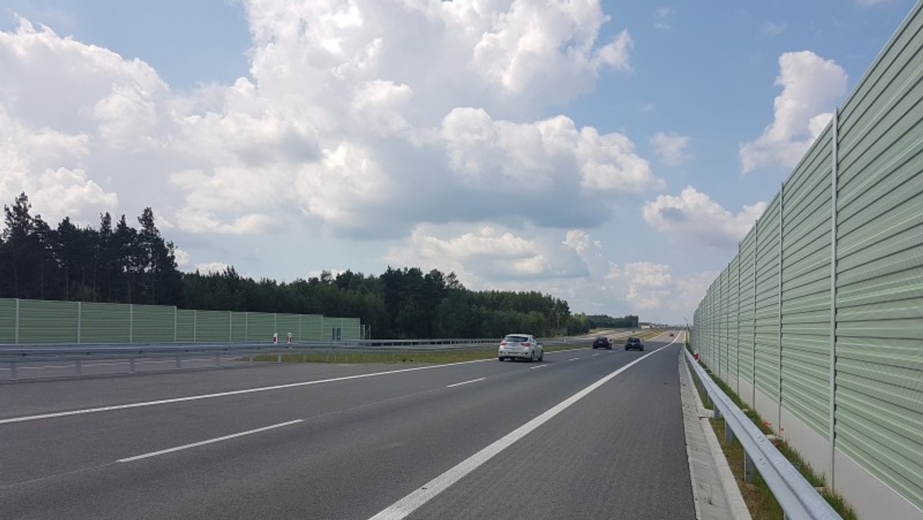 W ekranach dźwiękochłonnych są drzwi, ale klamki dostępne są tylko od strony jezdni