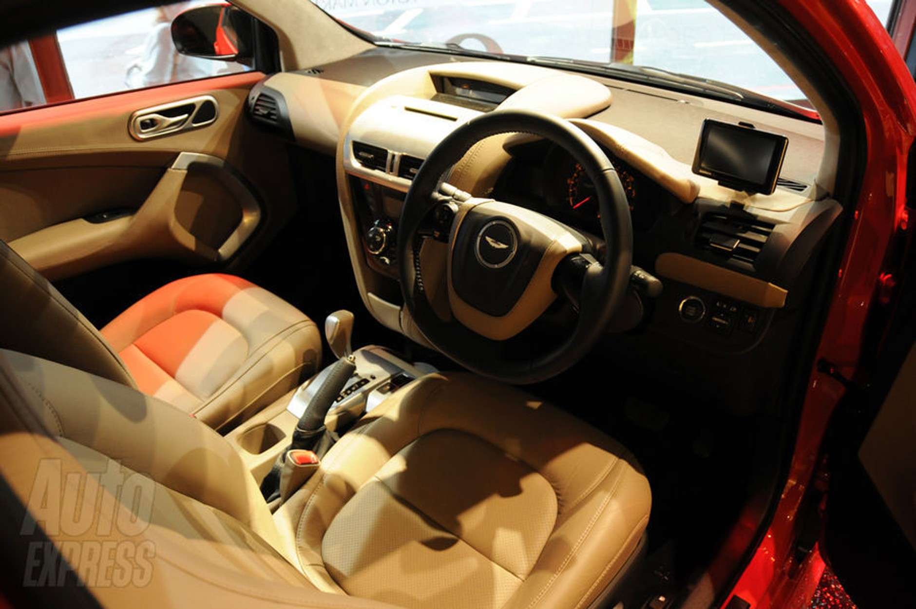 Aston Martin trafił na wystawę sklepową