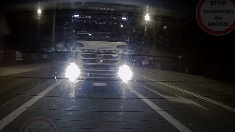 Ciężarówka poganiająca kierowcę auta osobowego