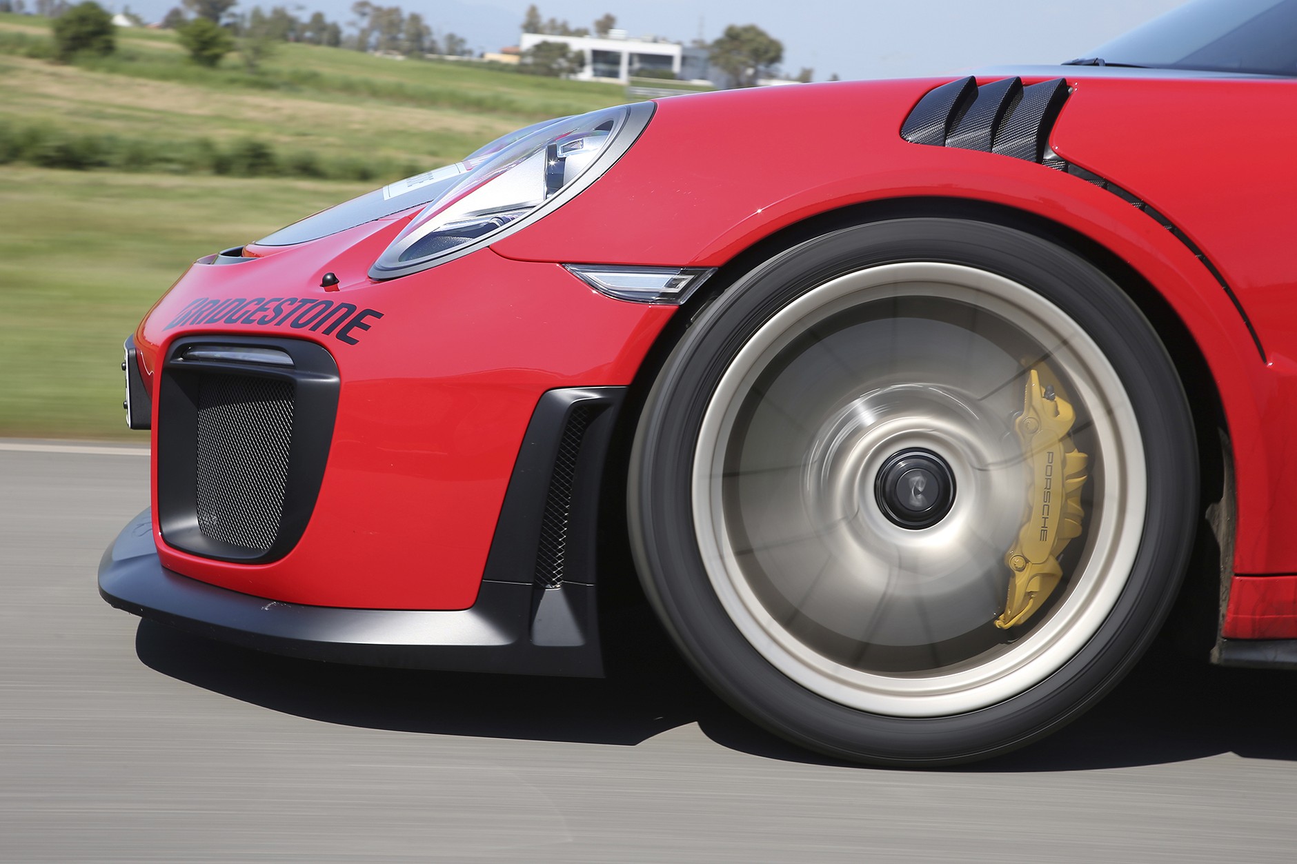 Porsche 911 GT2 RS kontra McLaren 720S - szybko jeździć ty musisz