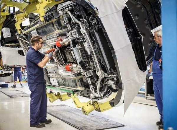 Mercedes płaci premie