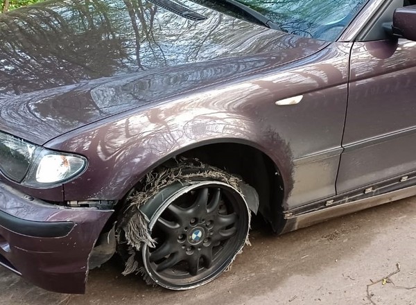 Uciekał strażnikom granicznym BMW na samych felgach. Musieli strzelać
