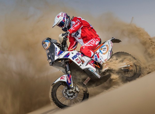 Sealine Cross Country Rally 2016: Piątek złamał nogę