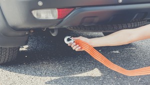 Kierowcy holują auta i o tym zapominają. Zwróć uwagę na te przepisy