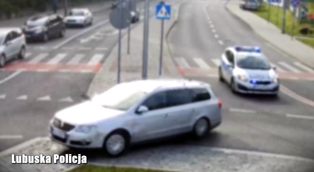Policja zauważyła, że Passat prawie szorował po asfalcie. Dalej było już jak na filmach [Nagranie]