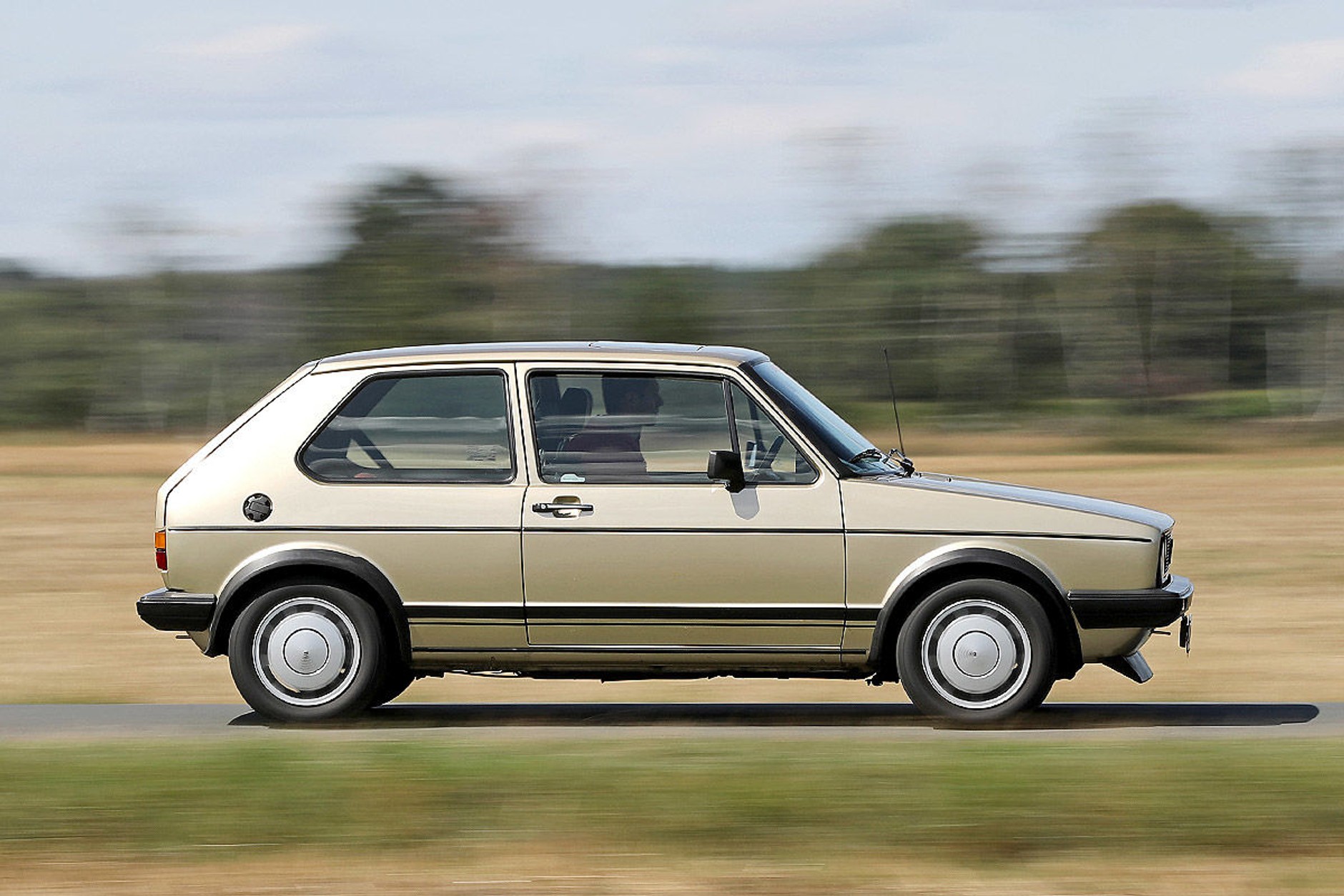 Tak powinno jeździ prawdziwe GTI – Volkswagen Golf 1 GTI Pirelli