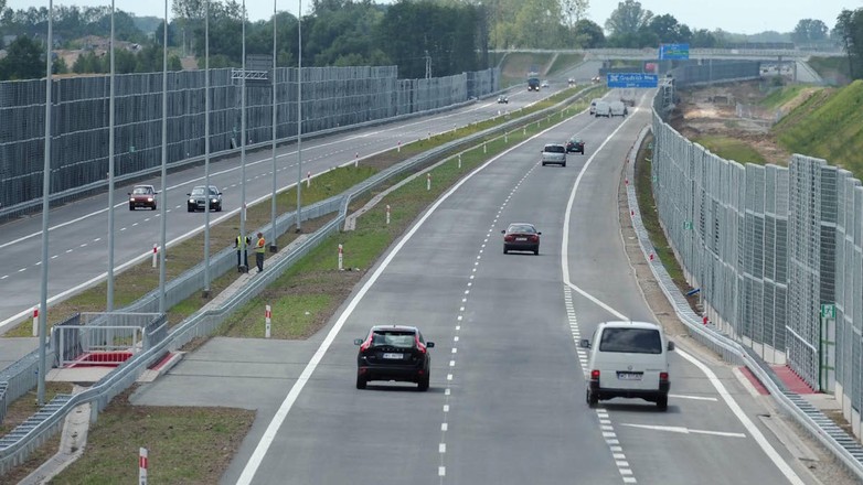 Kierowcy jadący prawym pasem autostrady, widząc samochód zamierzający włączyć się do ruchu, powinni – w miarę możliwości – ułatwić mu to i zjechać na lewy pas.