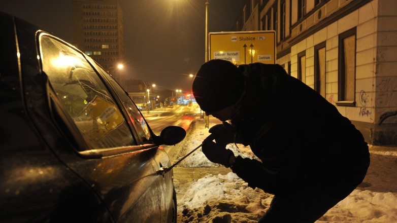 Nowy sposób kradzieży aut. Nie daj się złapać ,,na butelkę”