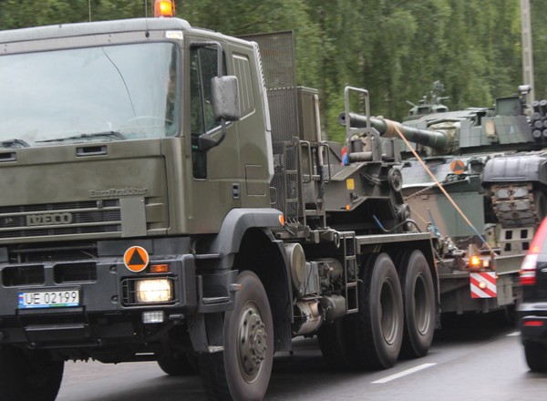 Wojskowe kolumny znów na drogach - transport ciężkiego sprzętu