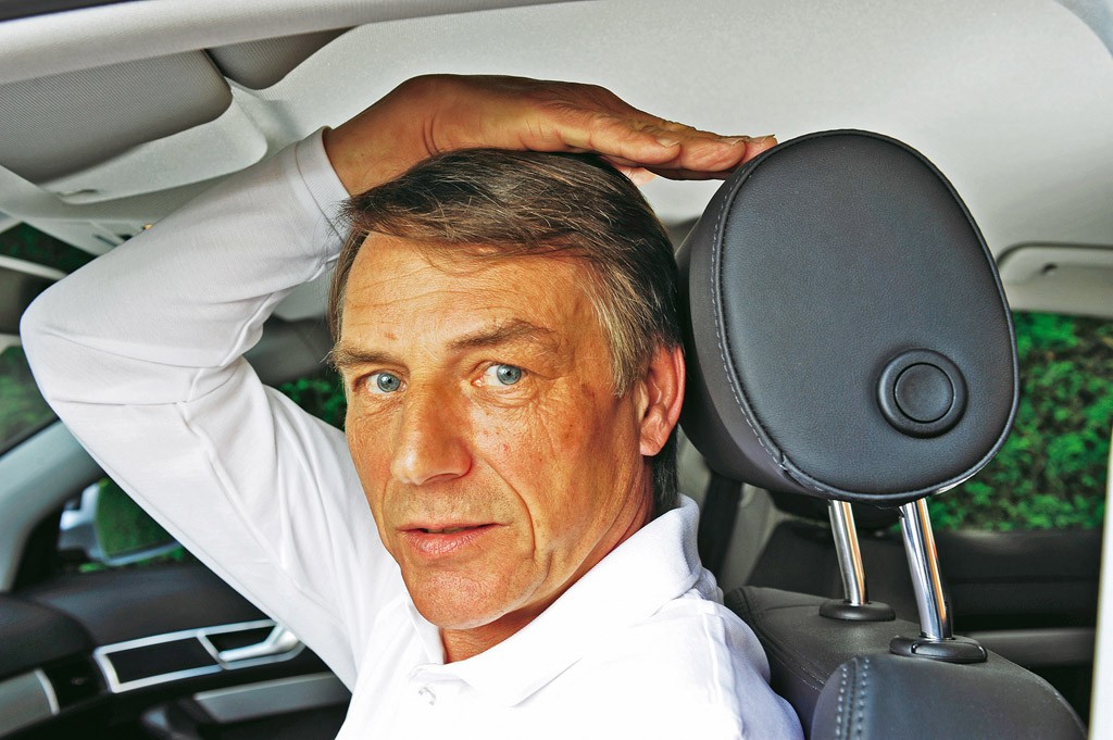 Szczyt zagłówka na równi z głową. Ewentualnie środek zagłówka na środku głowy. Takie powinno być ustawienie