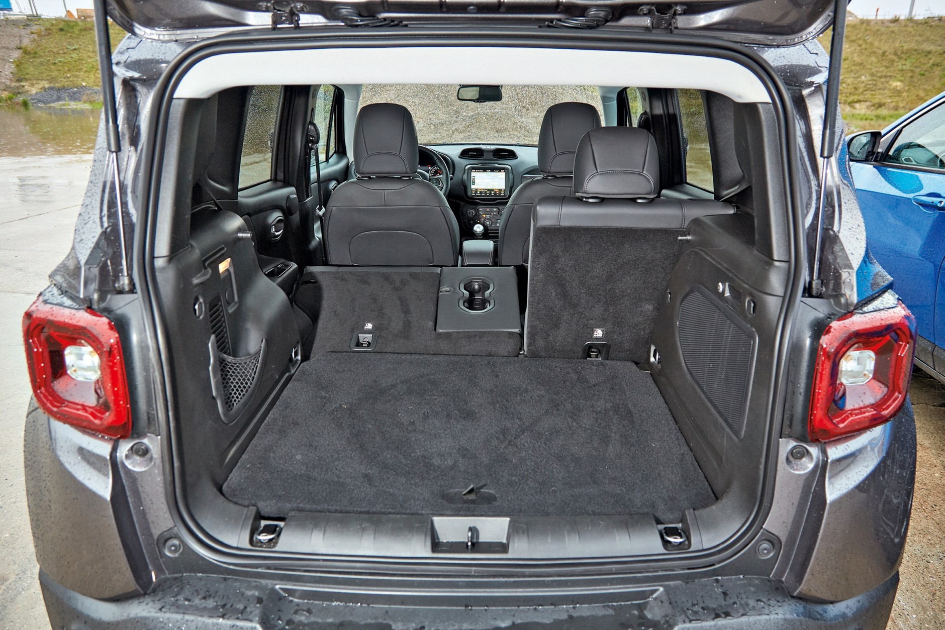 Porównanie 4 par SUV-ów: Mazda, Mitsubishi, Jeep i Volkswagen.