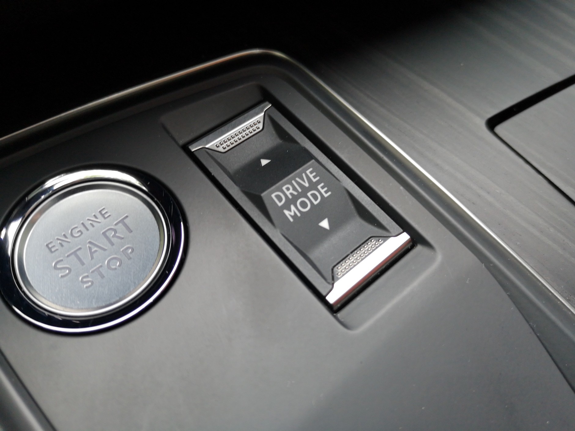 Peugeot 508 GT PureTech 225 KM: wybierając jedną z zaprogramowanych konfiguracji, wpływamy na pracę silnika (rozwijanie mocy), skrzyni biegów (moment zmiany przełożeń), dźwięk we wnętrzu, itp.