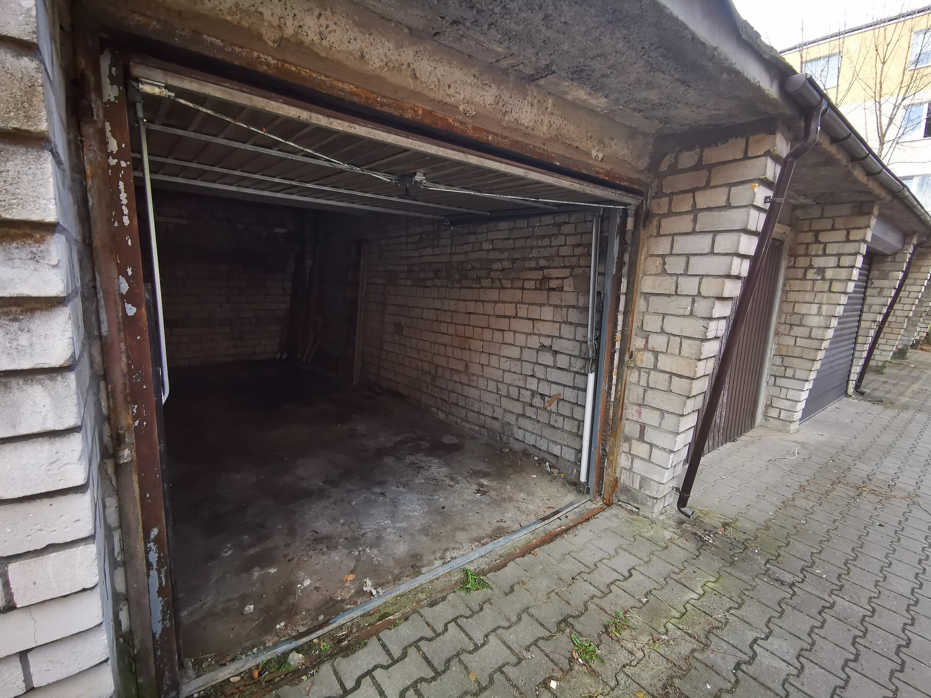 Oglądaliśmy garaż na warszawskim Mokotowie. Co dostajesz za ćwierć miliona zł?