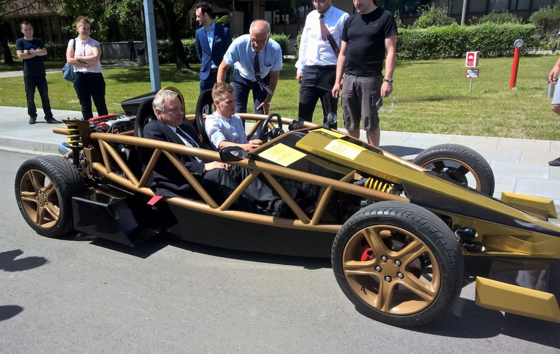 Wyścigowy bolid - praca dyplomowa studentów PK