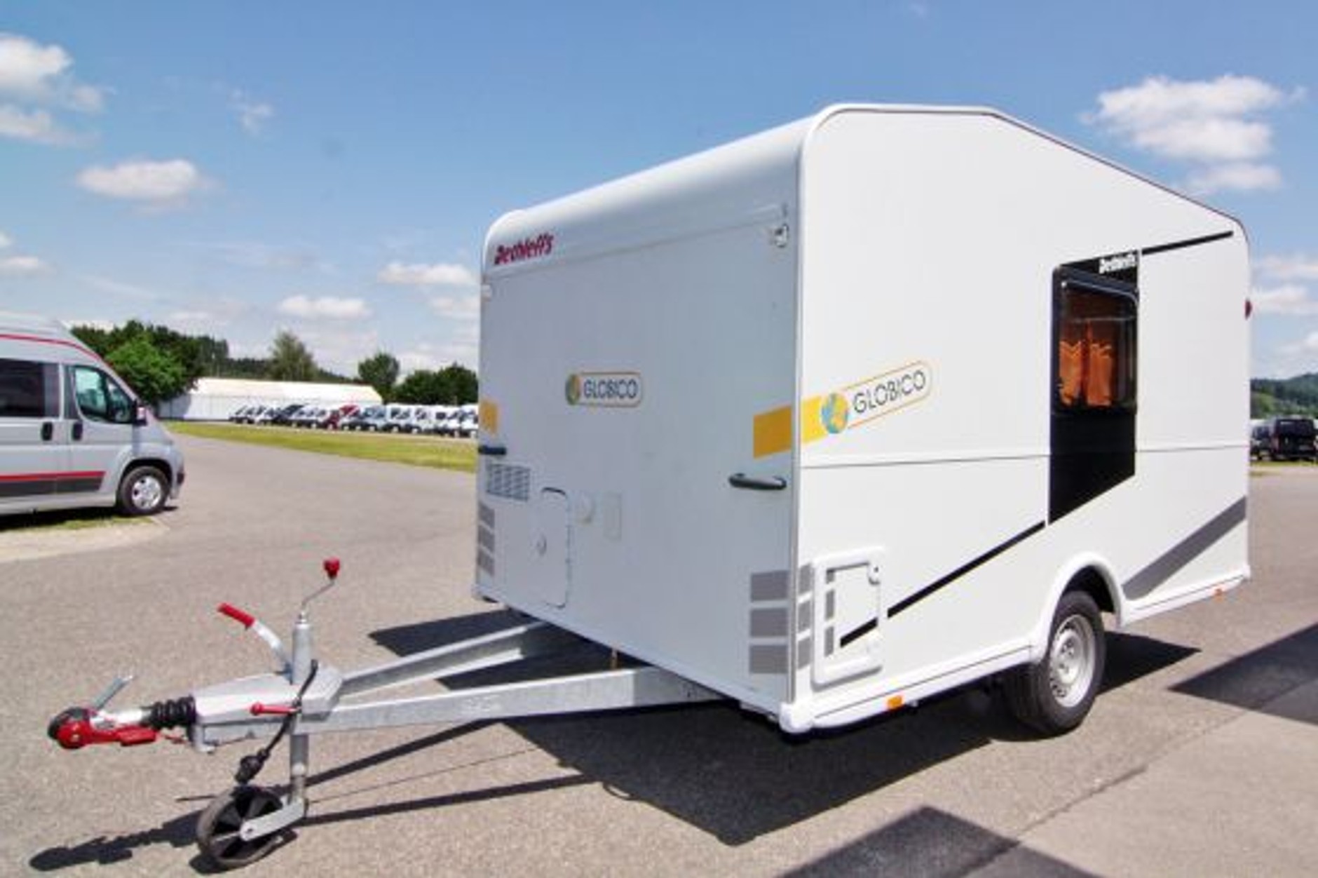 Jeszcze jeden maluch: Globico firmy Dethleff. Waży jedynie 750 kilogramów, ...