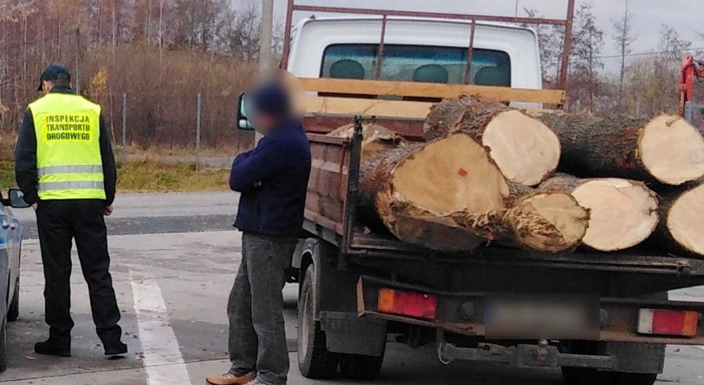 Pijany kierowca jechał przeładowanym samochodem