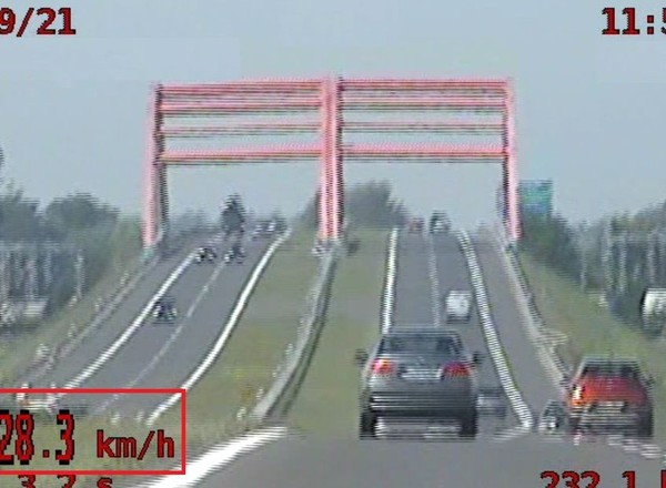 Jechał niemal 230 km/h. Chciał sprawdzić, "jak pójdzie auto kolegi"