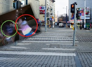 Wbiegła z dzieckiem na przejście na czerwonym świetle. Kierowca mógł zrobić tylko jedno [WIDEO]