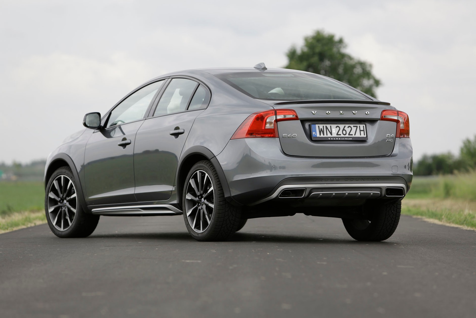 Volvo S60 D4 AWD Cross Country - sedan na szczudłach