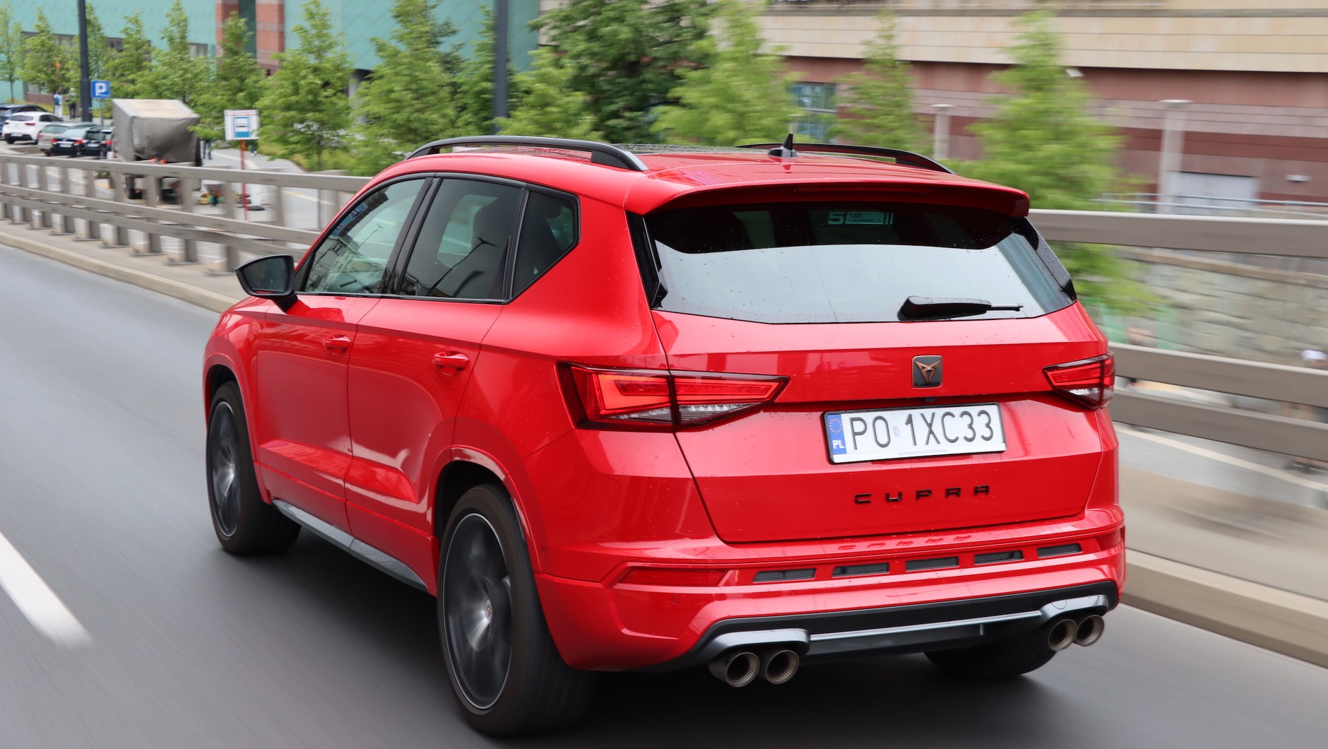 Logo, napis „Cupra” na klapie oraz zderzak z dyfuzorem pozwalają odróżnić Cuprę od Seata