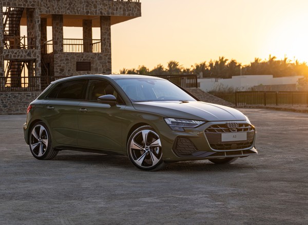 Audi A3 Sportback i Limousine po liftingu. Mają cztery sygnatury świateł i funkcje na żądanie