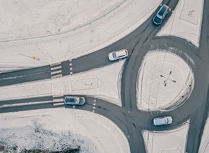 Całkiem łatwy, "zimowy" quiz z przepisów drogowych. Odpowiesz poprawnie na 12 pytań?