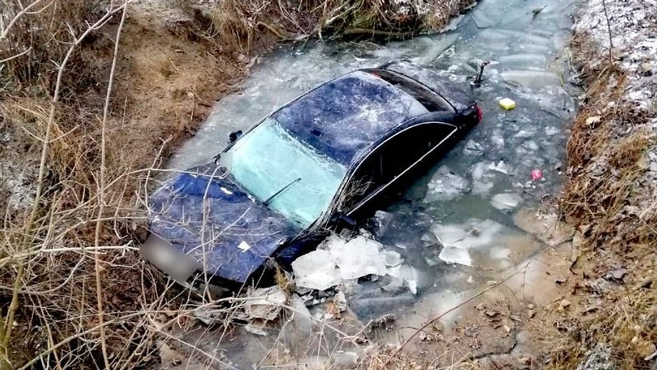 Audi pijanego kierowcy w rowie melioracyjnym